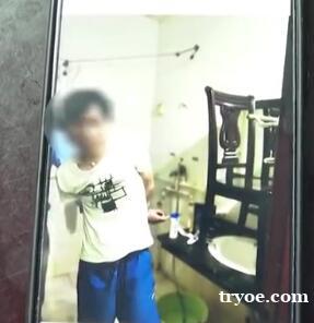 女子宾馆洗澡脱掉衣服后听到异响 抬头一看吓得冲出屋